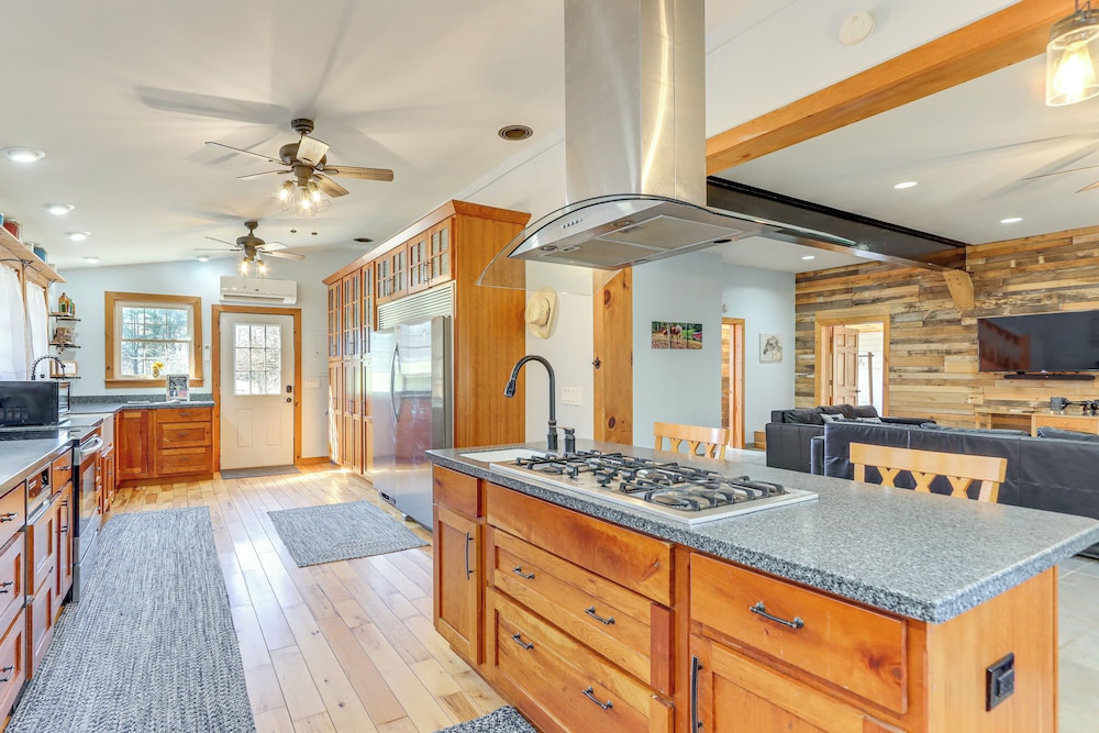 Deck & Fire Pit: Cherry Log Cabin on Farm!