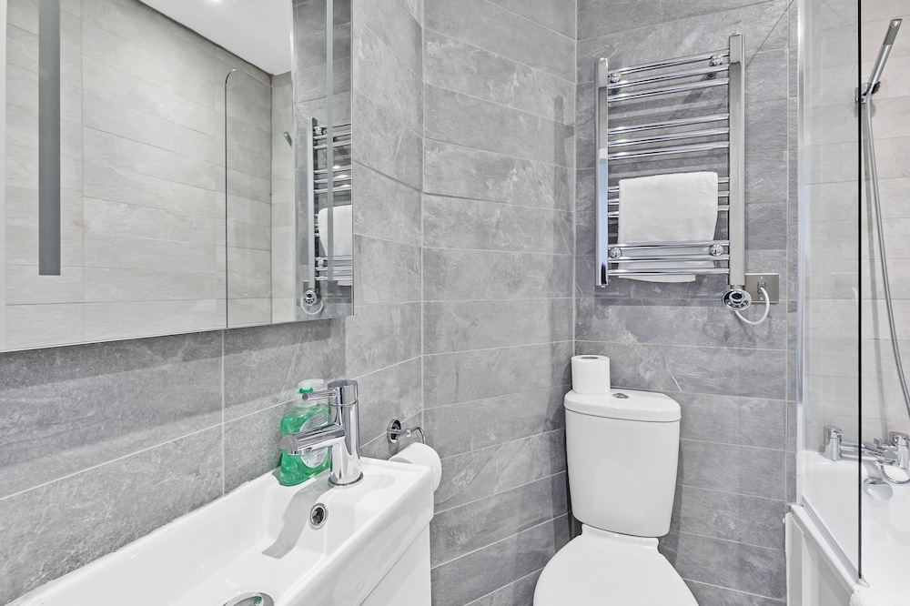 Right On : Bright On Apartment 1G | By My Getaways view 2