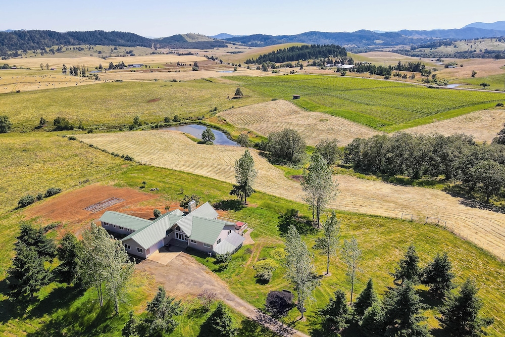 Vineyard Farmhouse in Oakland w/ Hot Tub!