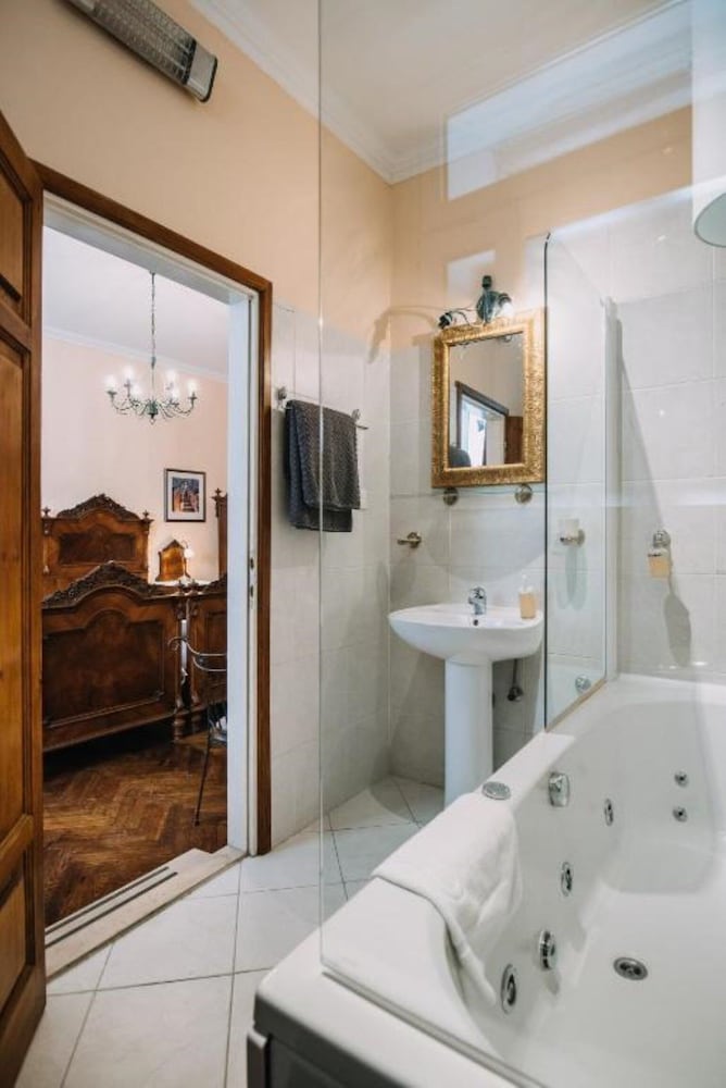 Amoret Apartments