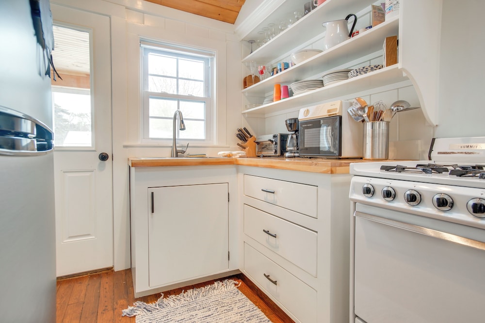 Walk to Beach: South Chatham Home