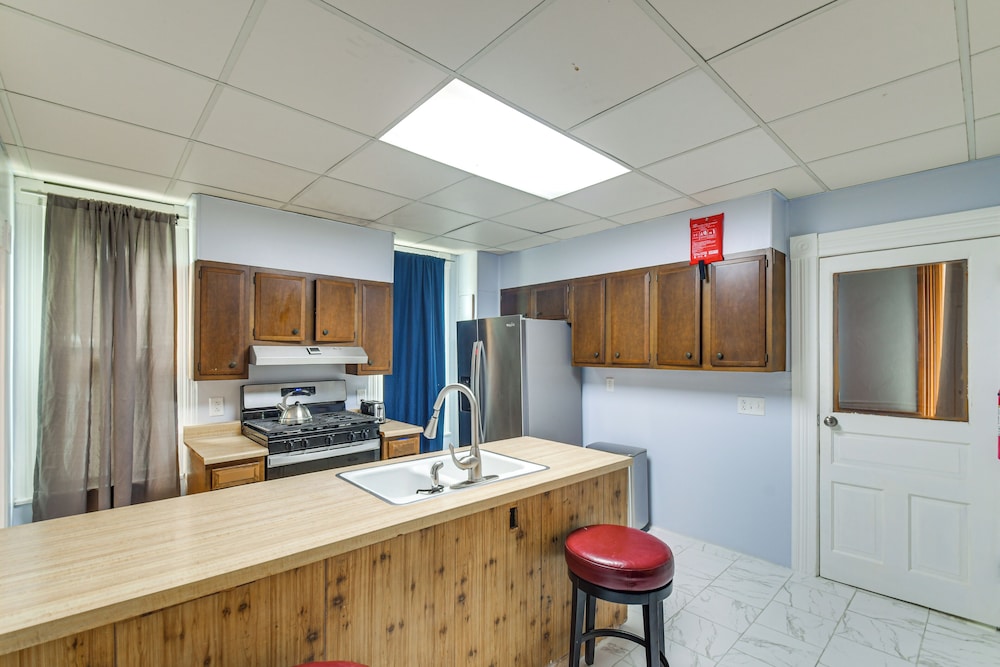 < 1 Mi to Main St: Quiet Apartment in Galesburg!