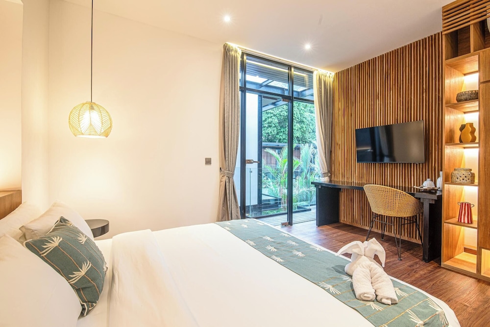 Elegant 6BR Canggu Villa Steps From the Ocean
