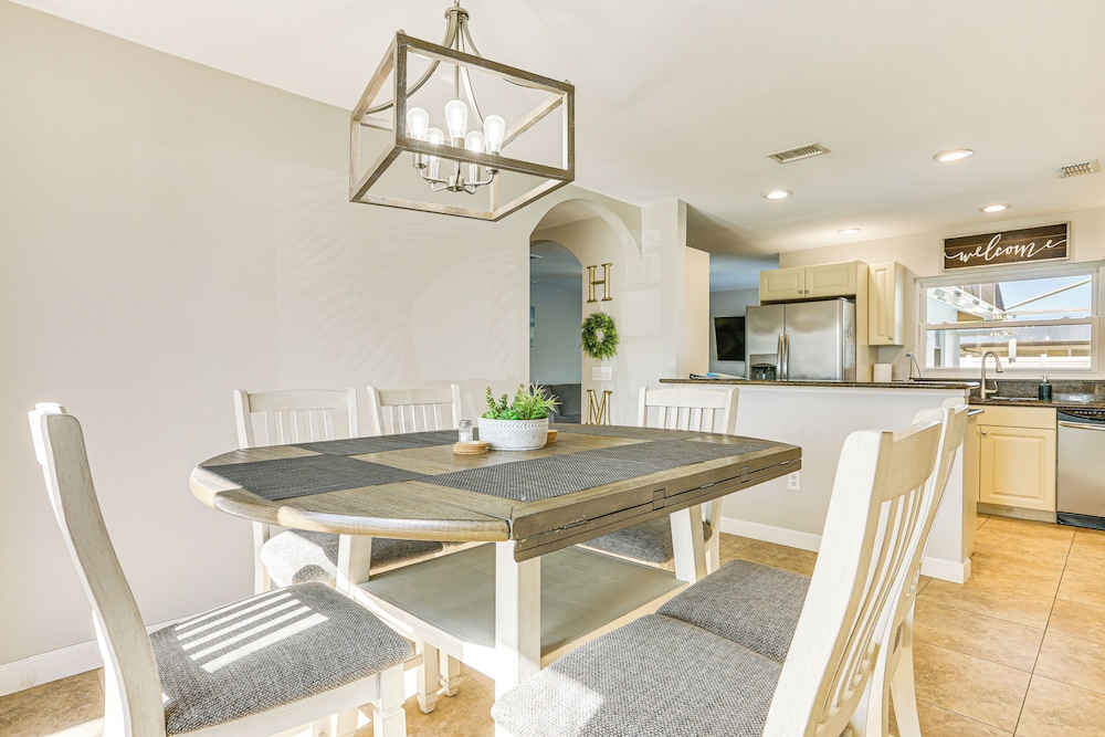 4 Mi to Lakes Park: Family Home in Fort Myers!