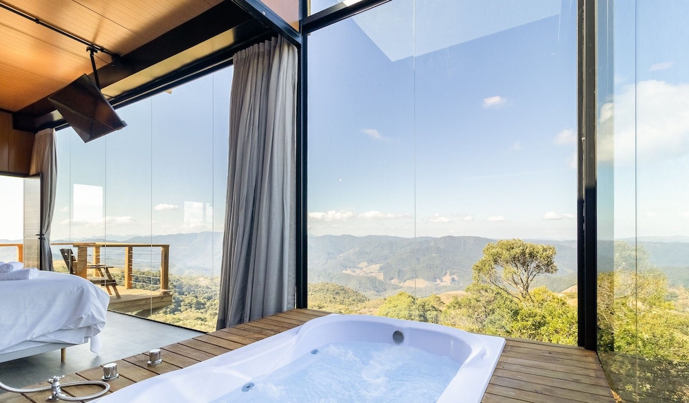 Charming Chalet With Fireplace and hot Tub! Vst044