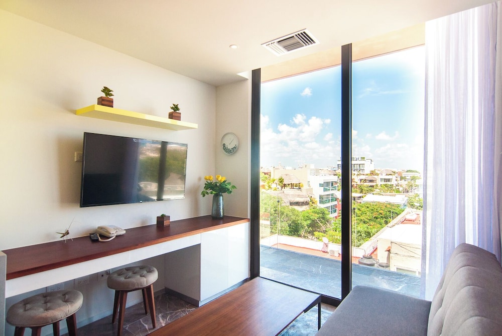 Condos with Oceanview Rooftop Pool