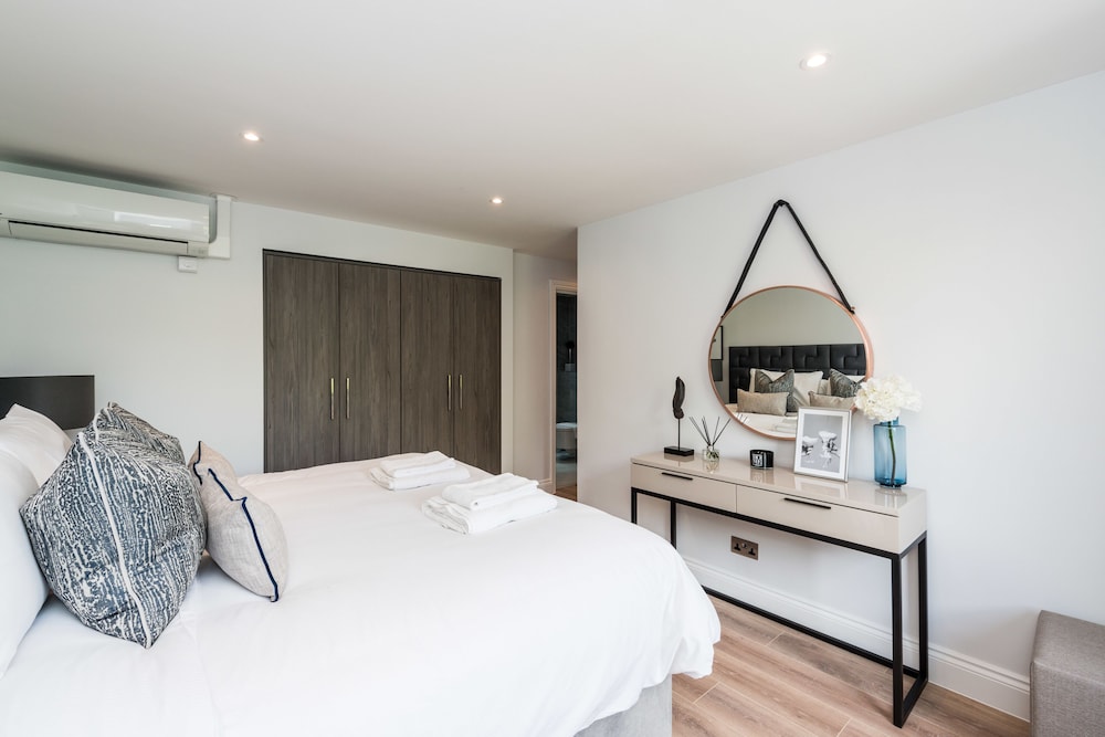 The Carlyle - Elegant Serviced Apartments