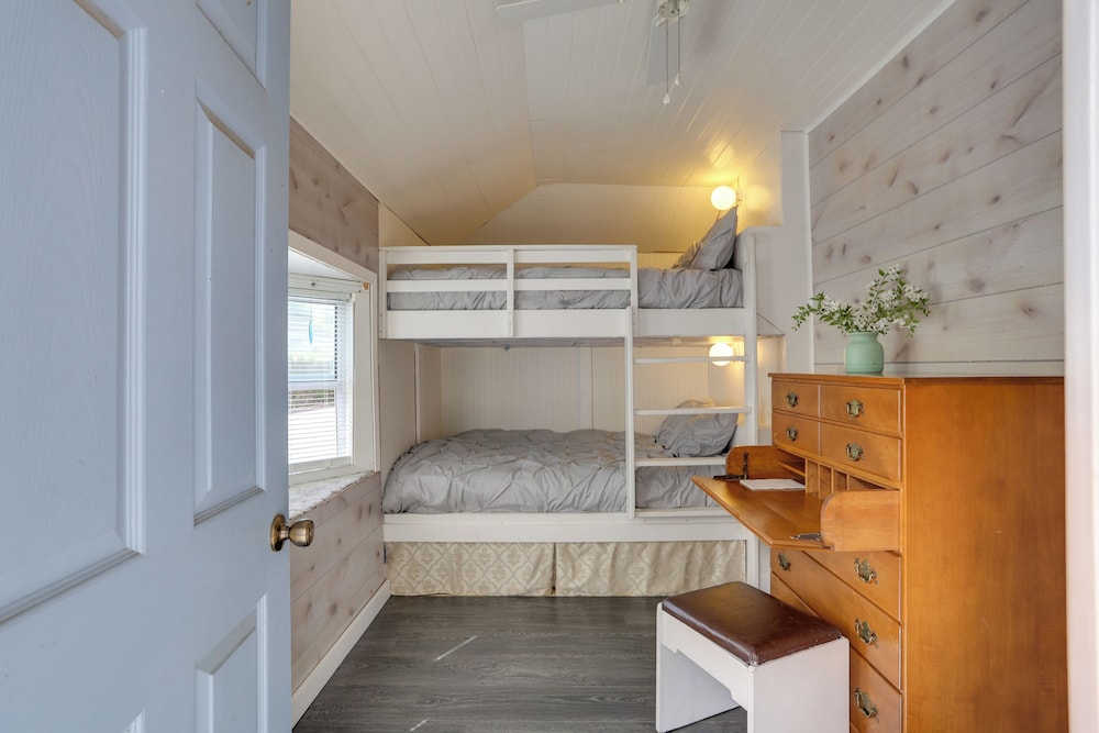 1 Mi to Birch Bay SP! Cozy Cabin w/ Pool Access