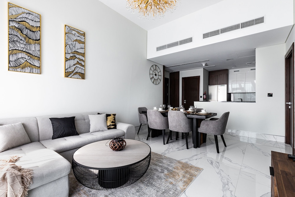 GLOBALSTAY. J One Tower Apartments