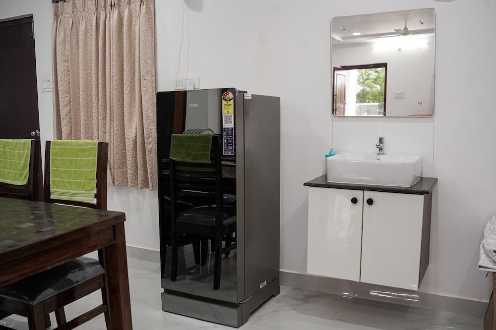 Manish Suites & Service Apartments
