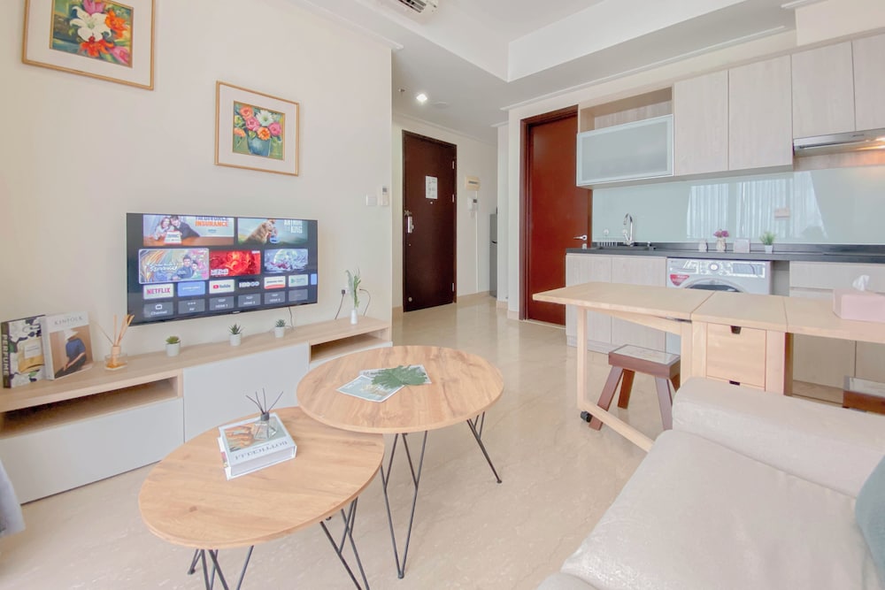 Big and Cozy 1BR with Working Room Menteng Park Apartment