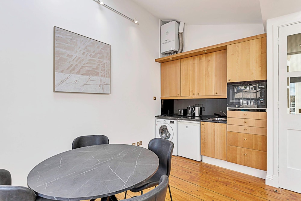 Beautiful One-bedroom Apartment In Central London view 2