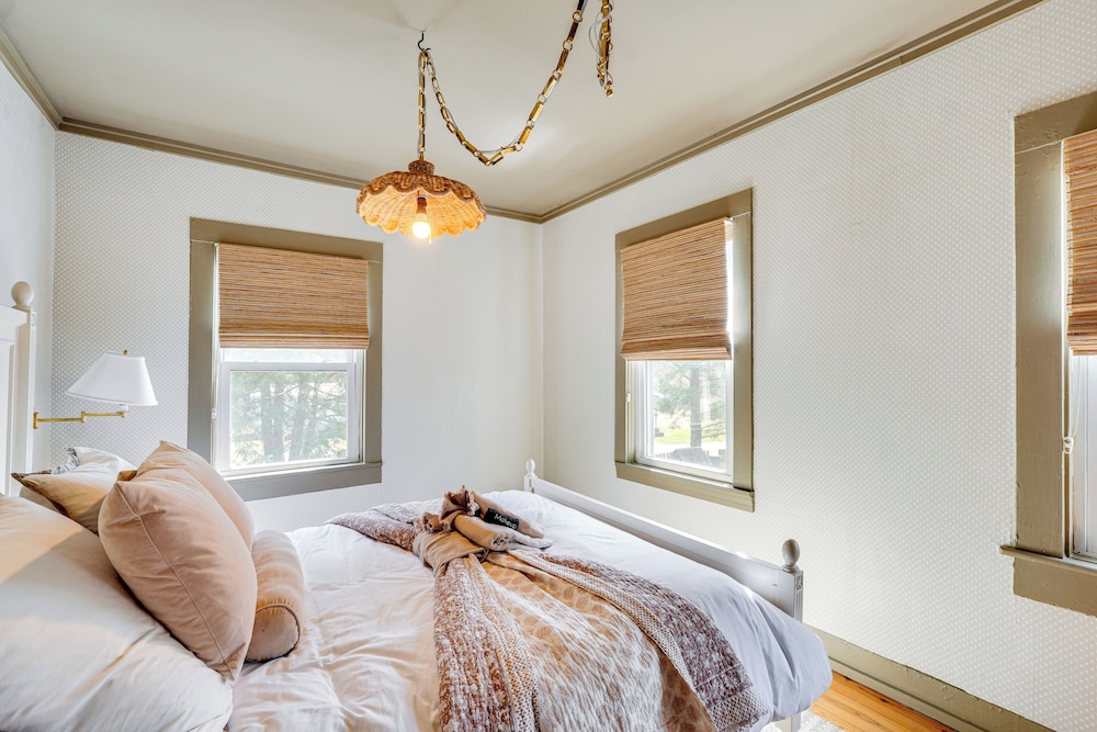 Historic Catskills Farmhouse Cottage by Belleayre