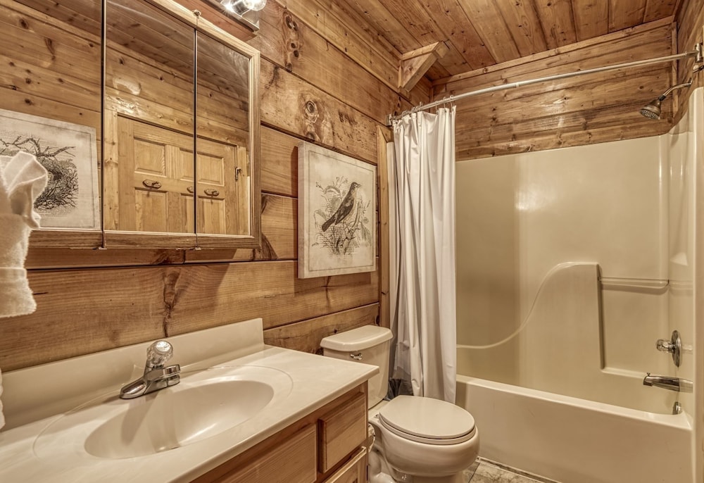 Er7 - My Old Friend - Great Location! Close To All The Action! 1 Bedroom Cabin by RedAwning view 3