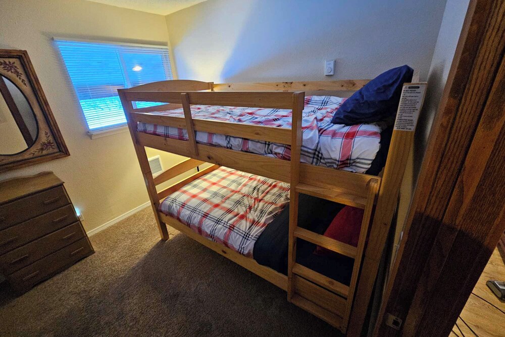3BR House Near Skiing w/ Hot Tub
