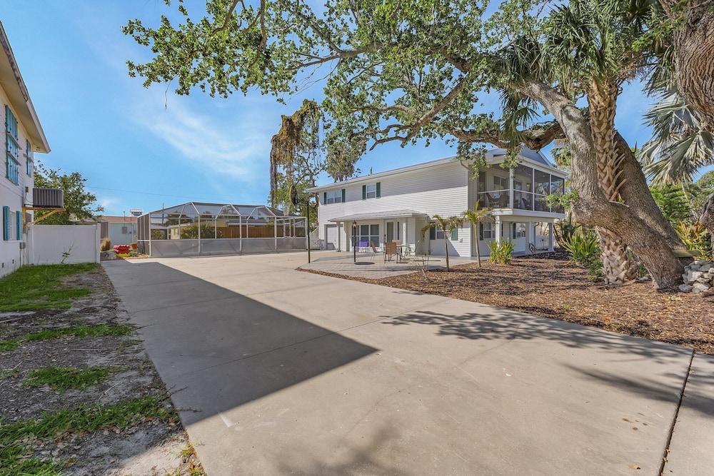 140 Barefoot Bungalow: 4br/2ba W/ Heated Pool! 4 Bedroom Home