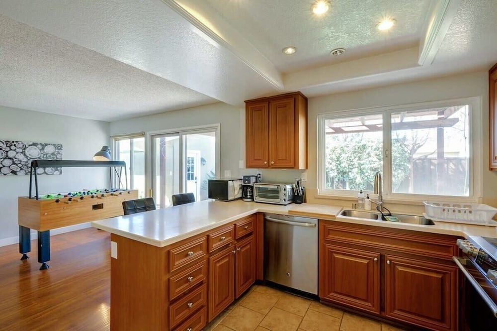 @ Marbella Lane - 4BR Home Away From Home Ldry