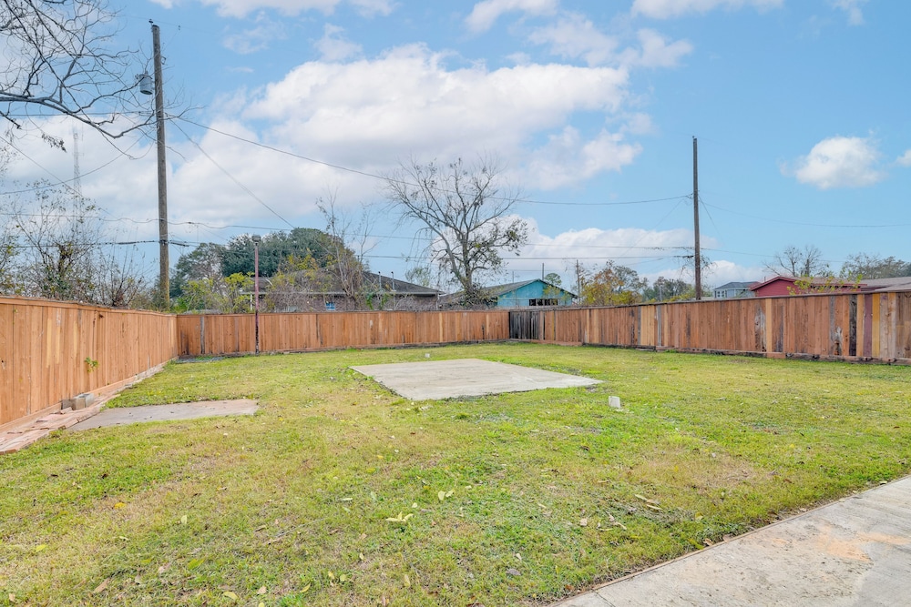 4 Mi to NRG Stadium: Quiet Home w/ Fenced Yard!