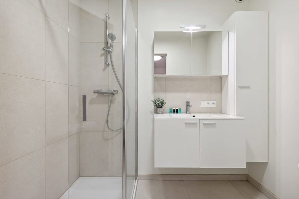 Centrally Located 2 Bedroom Apartment With Parking
