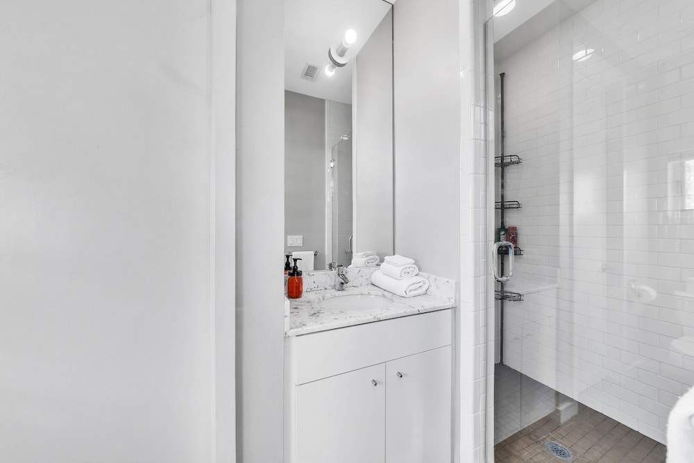 Modern Comfort In The Heart Of Museum District 3 Bedroom Townhouse