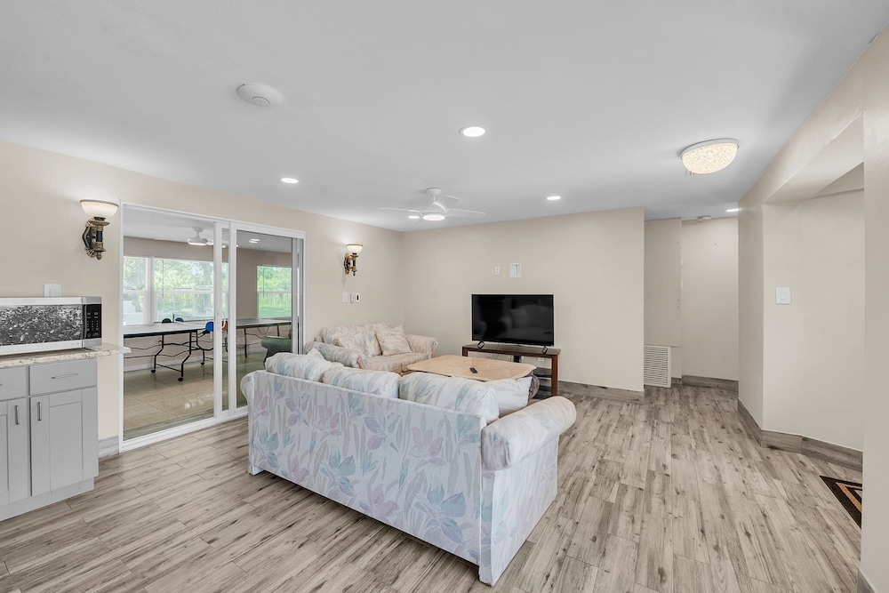 Elwood Park Gem: Spacious 3br Prime Location 3 Bedroom Home