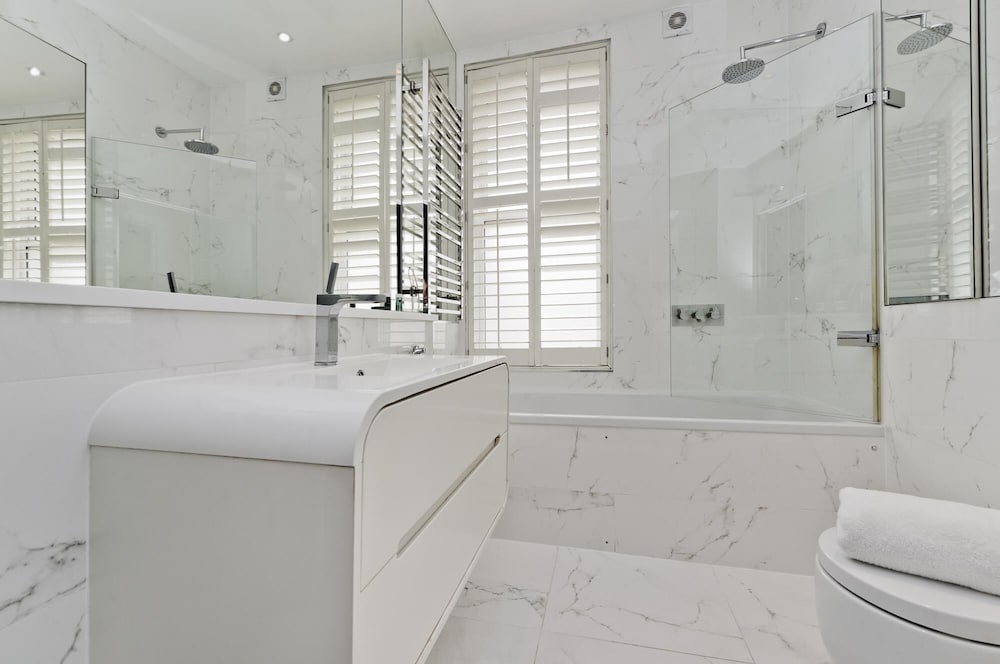 Immaculate two Bedroom Apartment in Chelsea by Underthedoormat