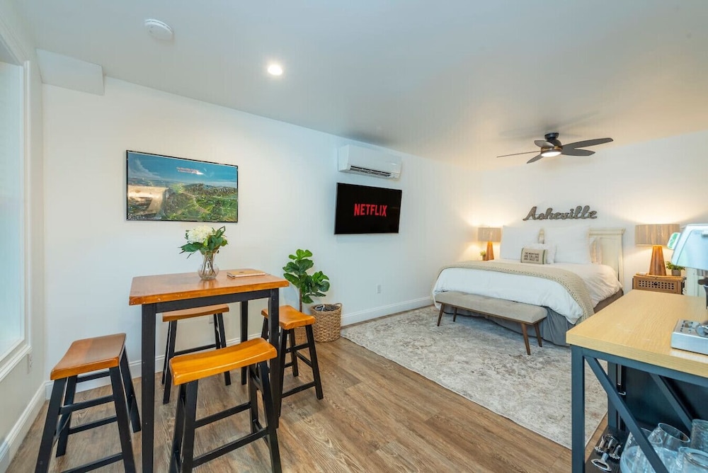 Pet Friendly Studio Near Biltmore w Espresso bar