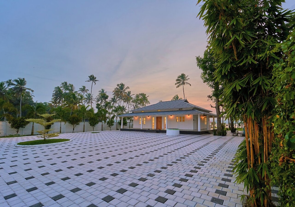 Ashtamudi Lake Villa by VOYE HOMES