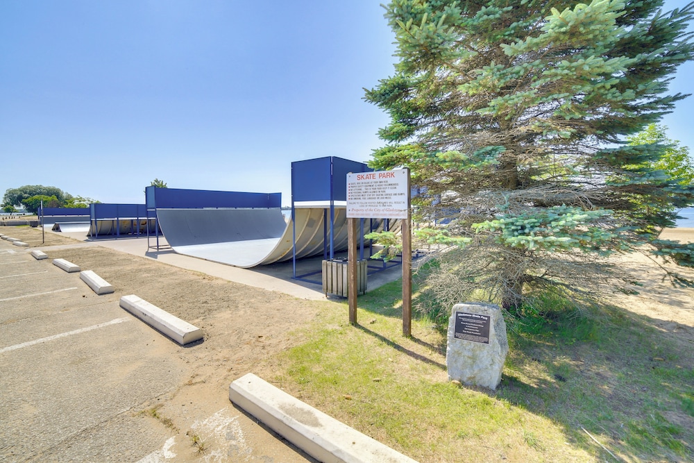 Walk to Waterfront: Michigan Retreat w/ Game Room