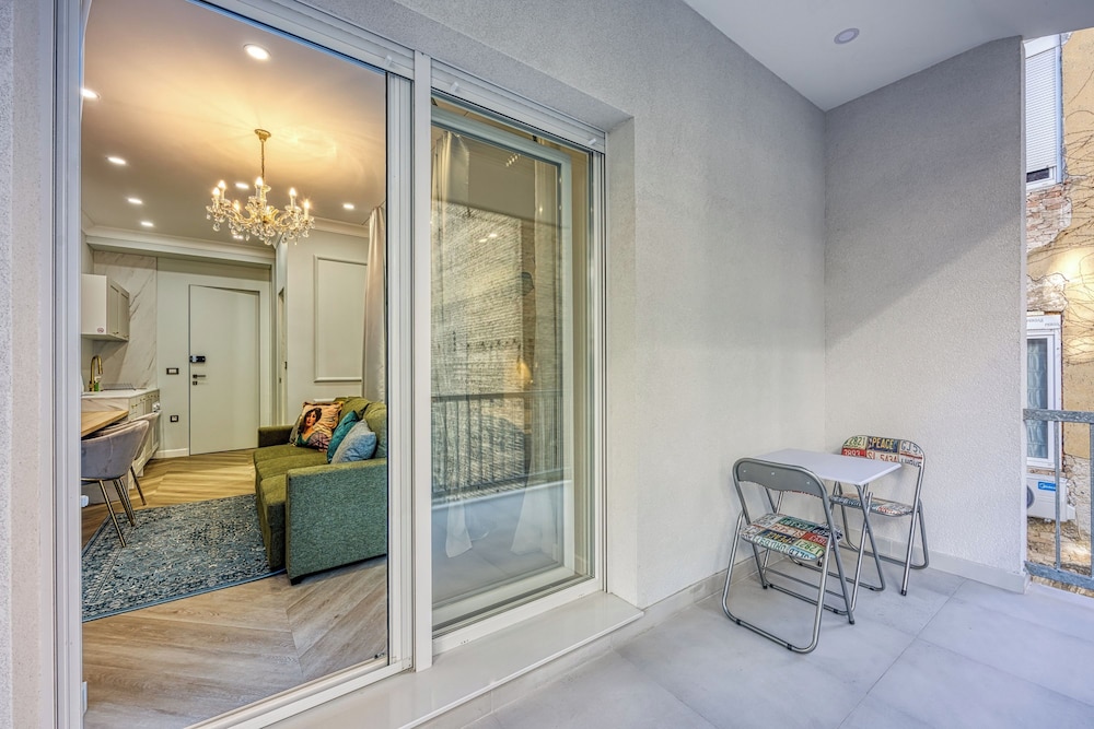 Boutique Downtown Studio with Balcony 1