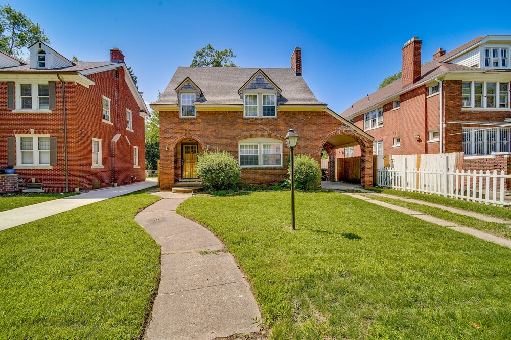 Historic Detroit Bungalow: Pet & Family Friendly