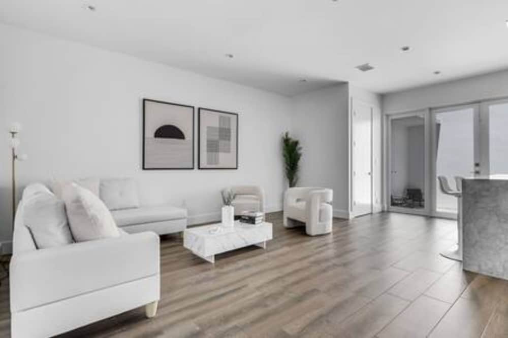 3282 SW 28th St Private Pool 4BD 2 5BA Parking Laundry Wi-fi