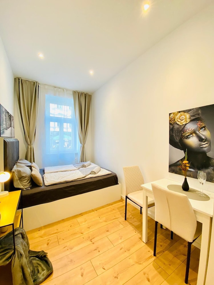 Comfy and Scenic 4BR Stay in Ottakring