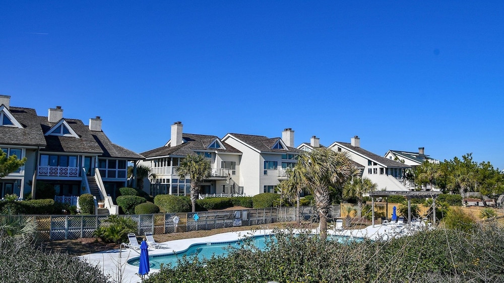 Pawleys Island Vacations - Relax And Unwind In This Terrific Oceanfront Villa With Spectacular Views 4 Bedroom Villa by RedAwning - Property Image 2