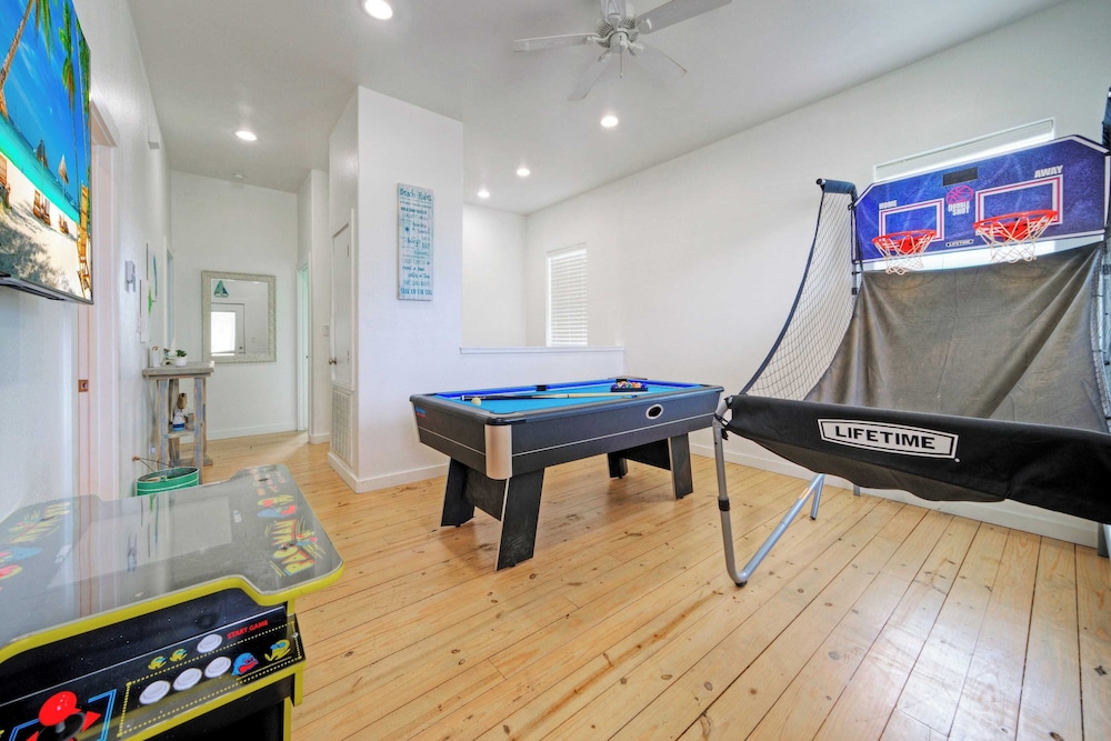 Sleeps 24, 2 Homes 2blocks to the Beach, Pool, Game Room, Patio w/ Outdoor Bar