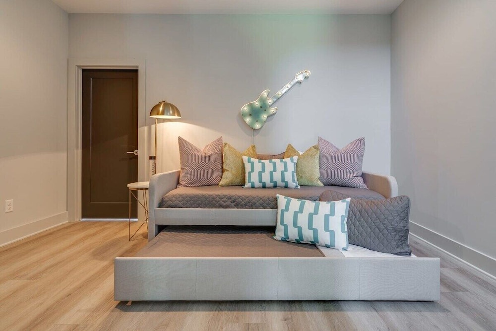 East Nash Oasis - 13 Beds - Going Fast
