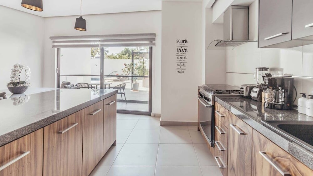 Cozy 2BR House 2 min to the Beach - Pool - Terrace