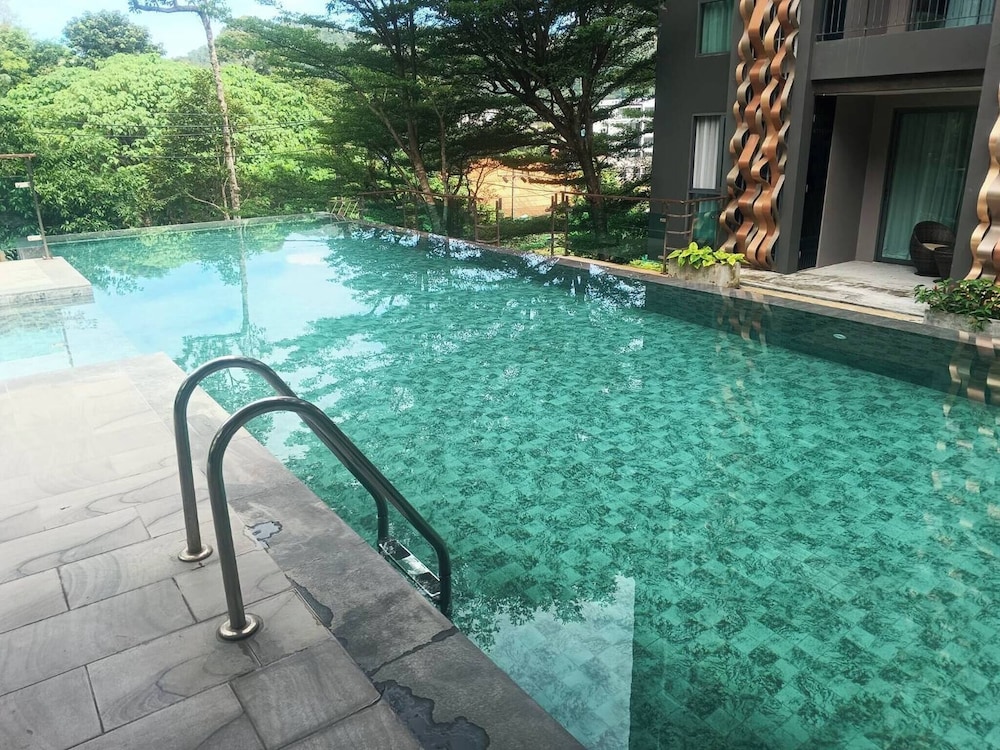 Emerald 307 - Studio With Balcony and Shared Pool