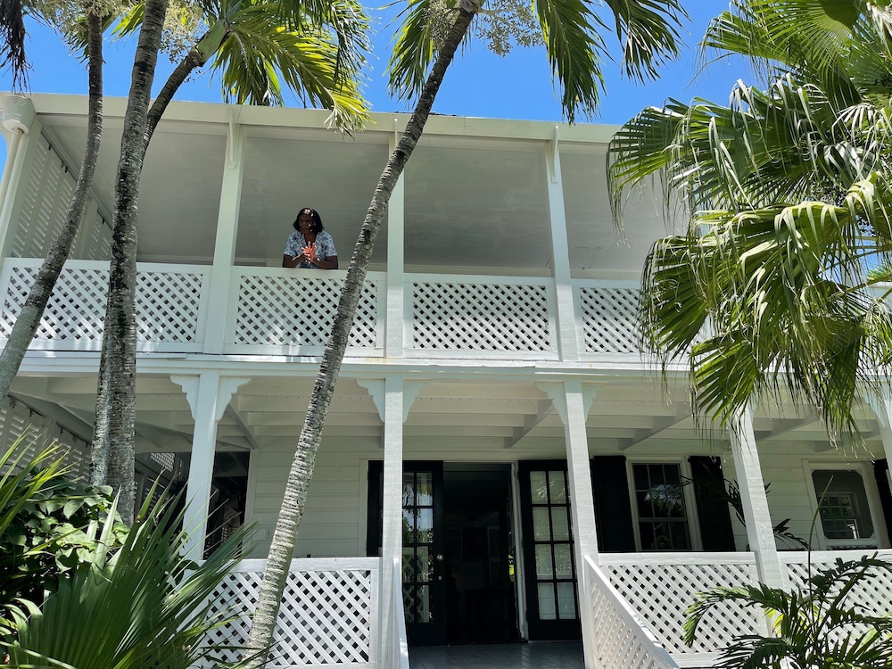 Hibiscus Hill Kings Treat - Ultimate Island Style House W/pool 3 Bedroom Home