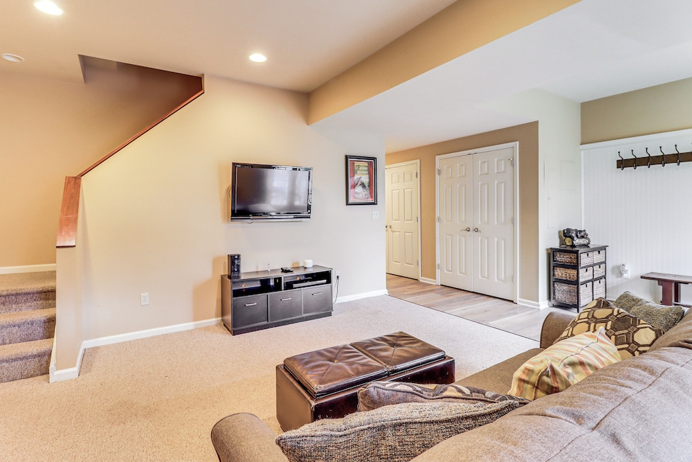 Boulder Lake Access: Townhome w/ Deck!