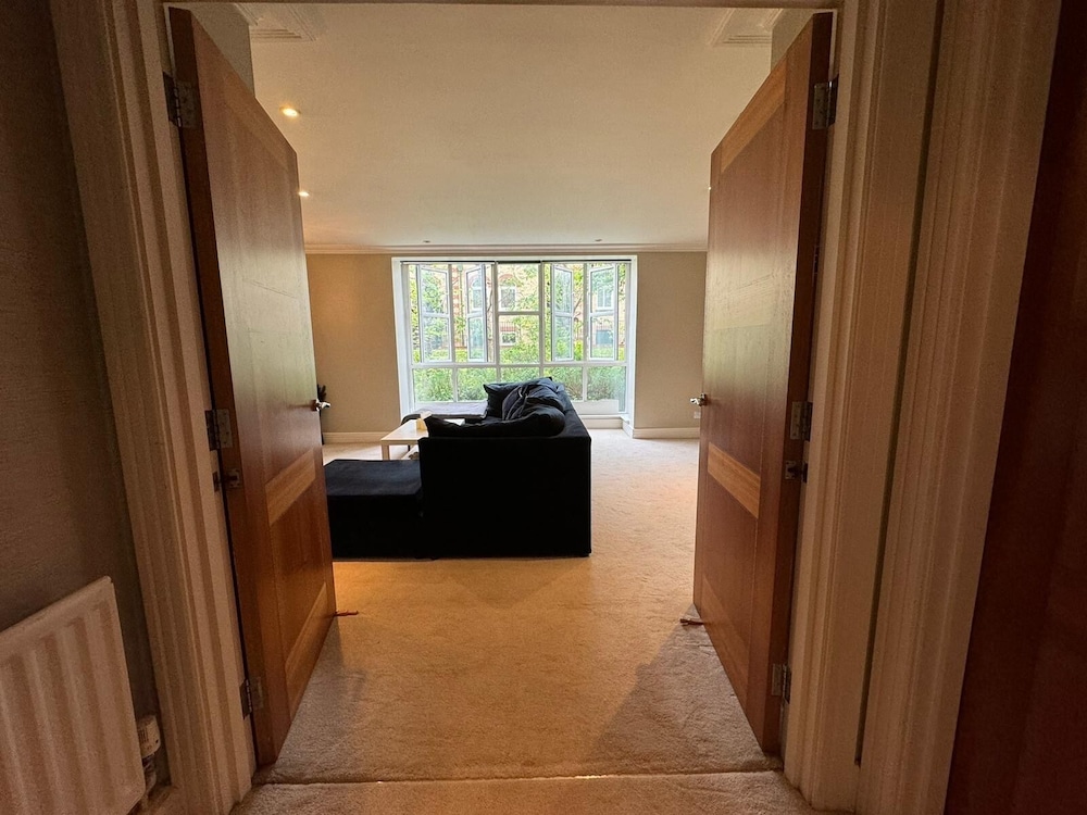 Luxury Apartment In London - Pool Spa & Gym