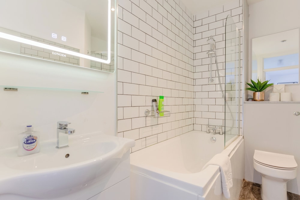 Bright 2 Bedroom Flat in Lambeth With Balcony