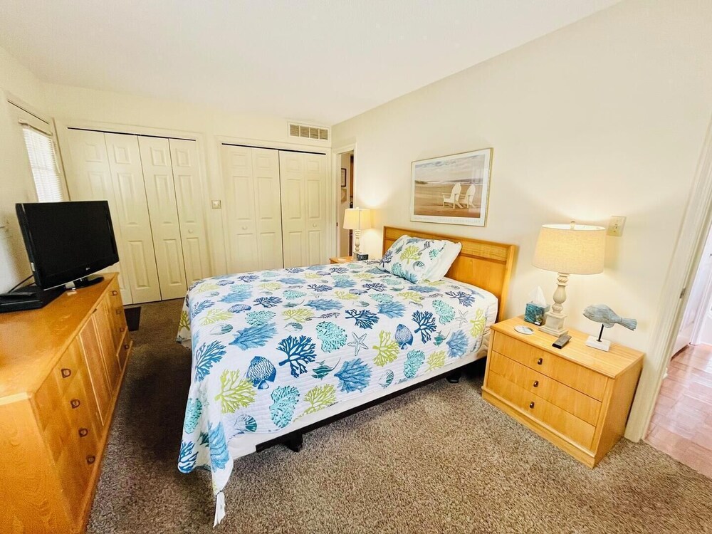 King Charles Avenue 404 #4