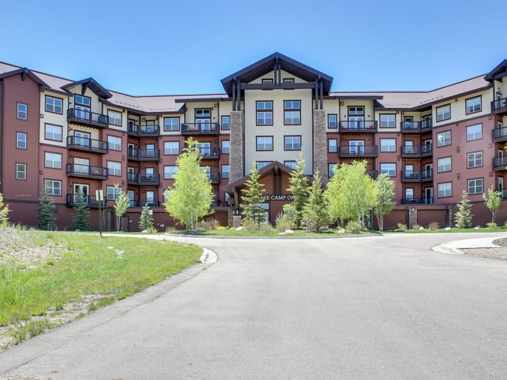 Contemporary Slopeside Condo