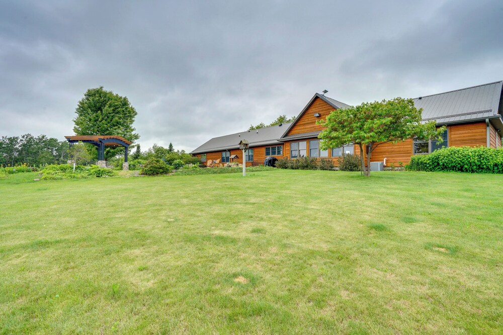 Hot Tub & Trail Access: Spacious Stockholm Retreat