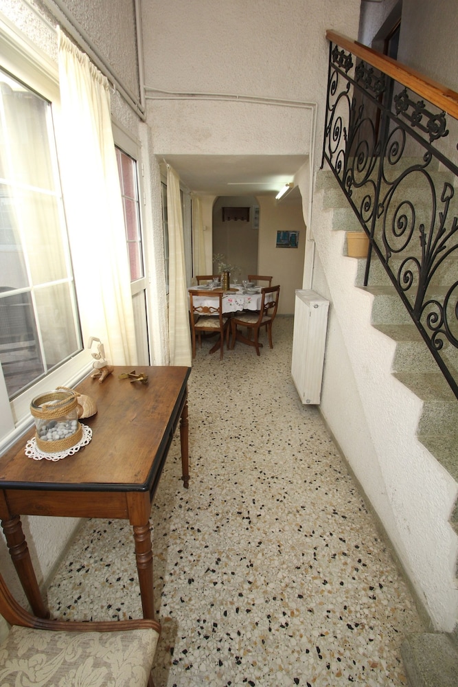 Kipseli s Stone House by Frangki