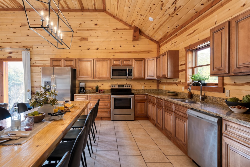 Elm by Avantstay Mountain Side Cabin w/ Movie Theatre, Indoor Pool, Hot Tub & Views view 4