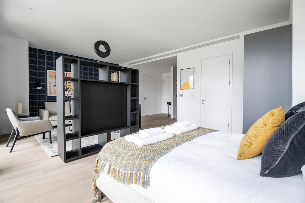 Stylish Studio Apartment With River Views in London s Bustling Docklands view 4