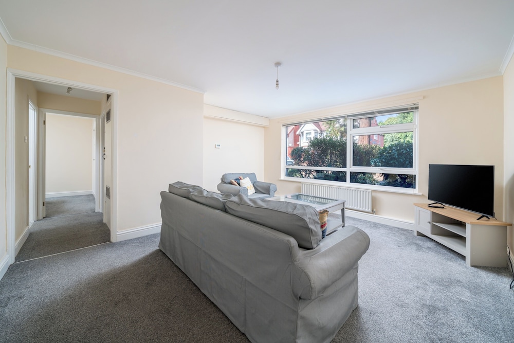 Stylish 2-bedroom Near Redhill Station w/ Parking