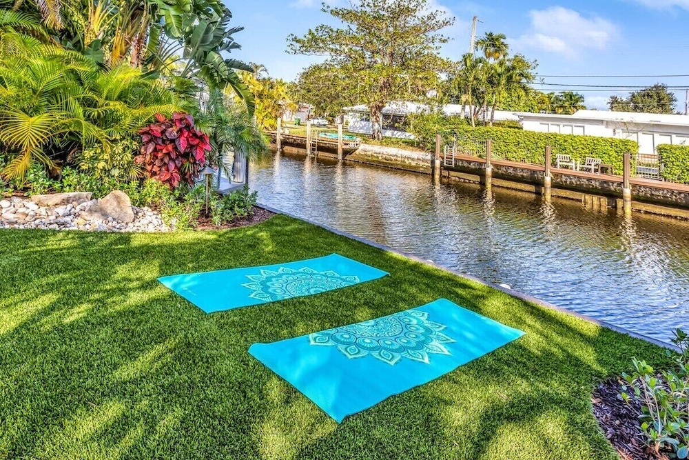 New Waterfront Oasis, Minutes to Beach, Eats, Shops